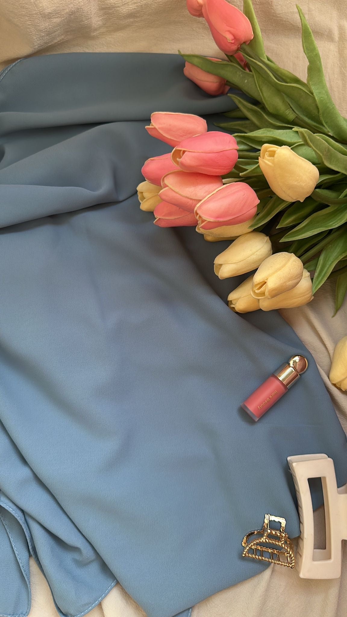 Hijab Soie de Médine Bleu Azur – Fraîcheur & Raffinement